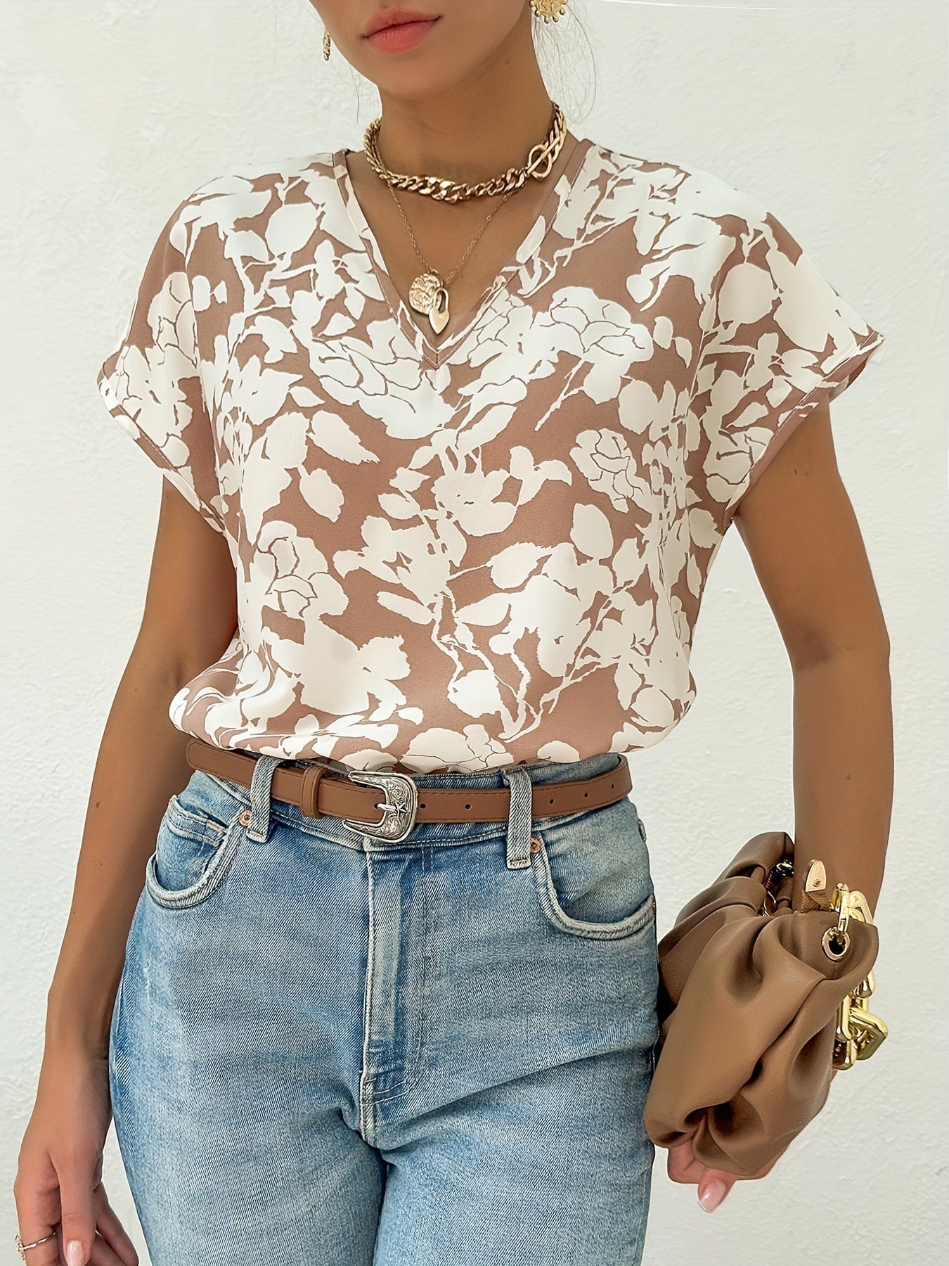 Blomstret bluse med V-udskæring